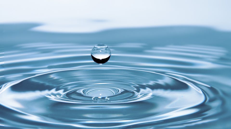 12 Tipps für den perfekten Wasserhaushalt - warum man am Tag viel Wasser trinken sollte
