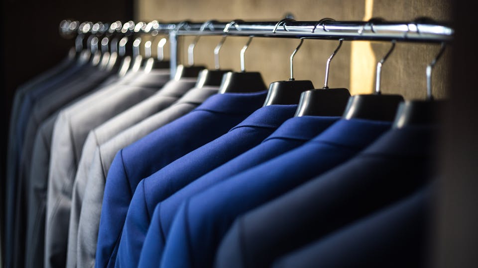 Die 10 besten Strategien für die Organisation deines Kleiderschranks