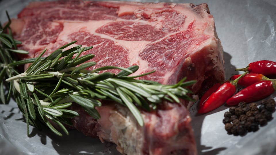 Warum Fleischkonsum klimaschädlich ist - Analyse, Hinweise und Tipps