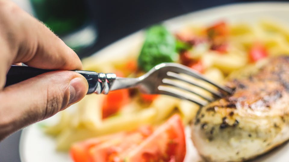 Was kann man gegen Heißhunger machen Die 12 besten Tipps bei akutem Hunger