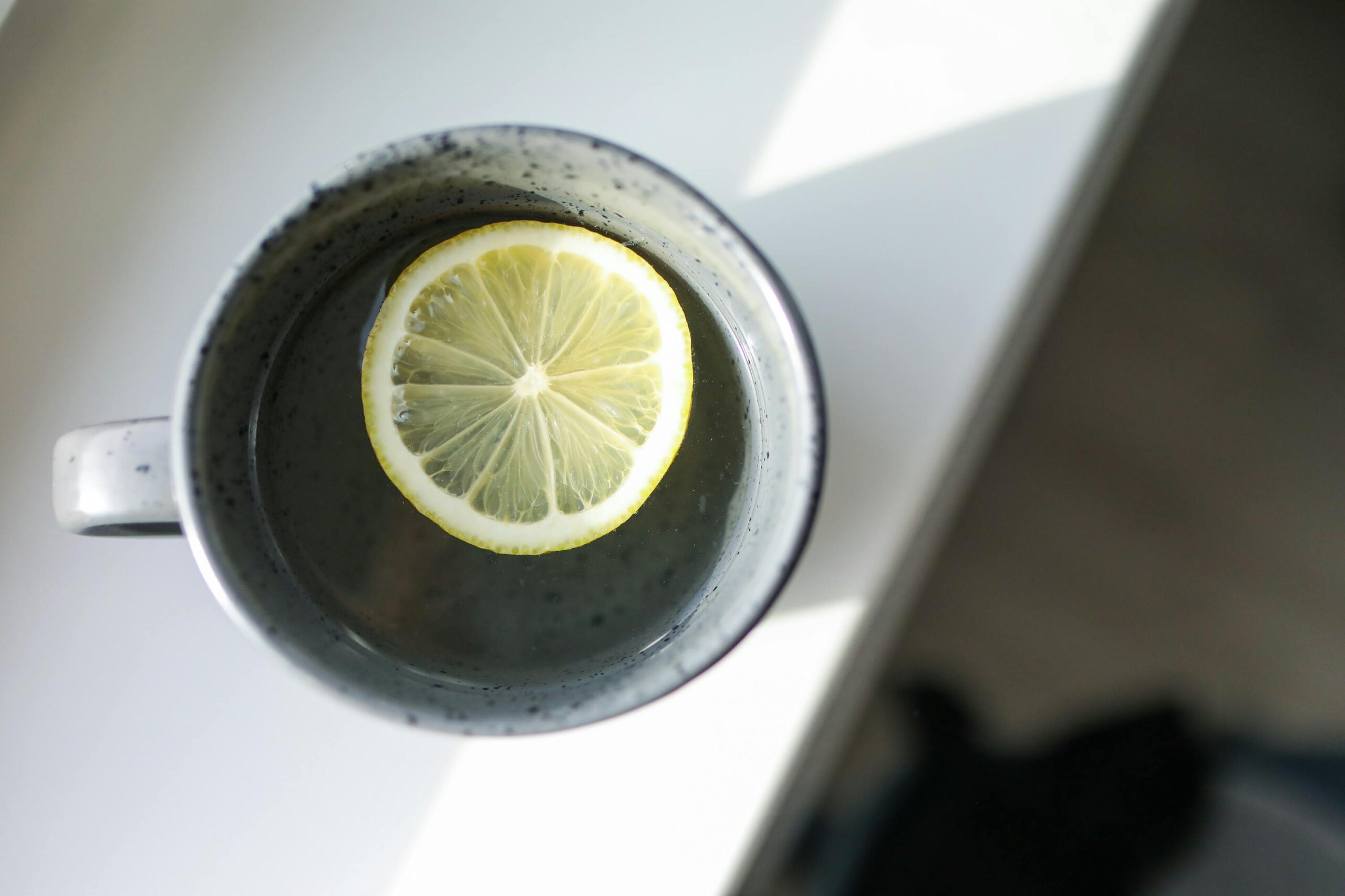Sollte man jeden Morgen Zitronenwasser trinken? Vorteile und Nachteile