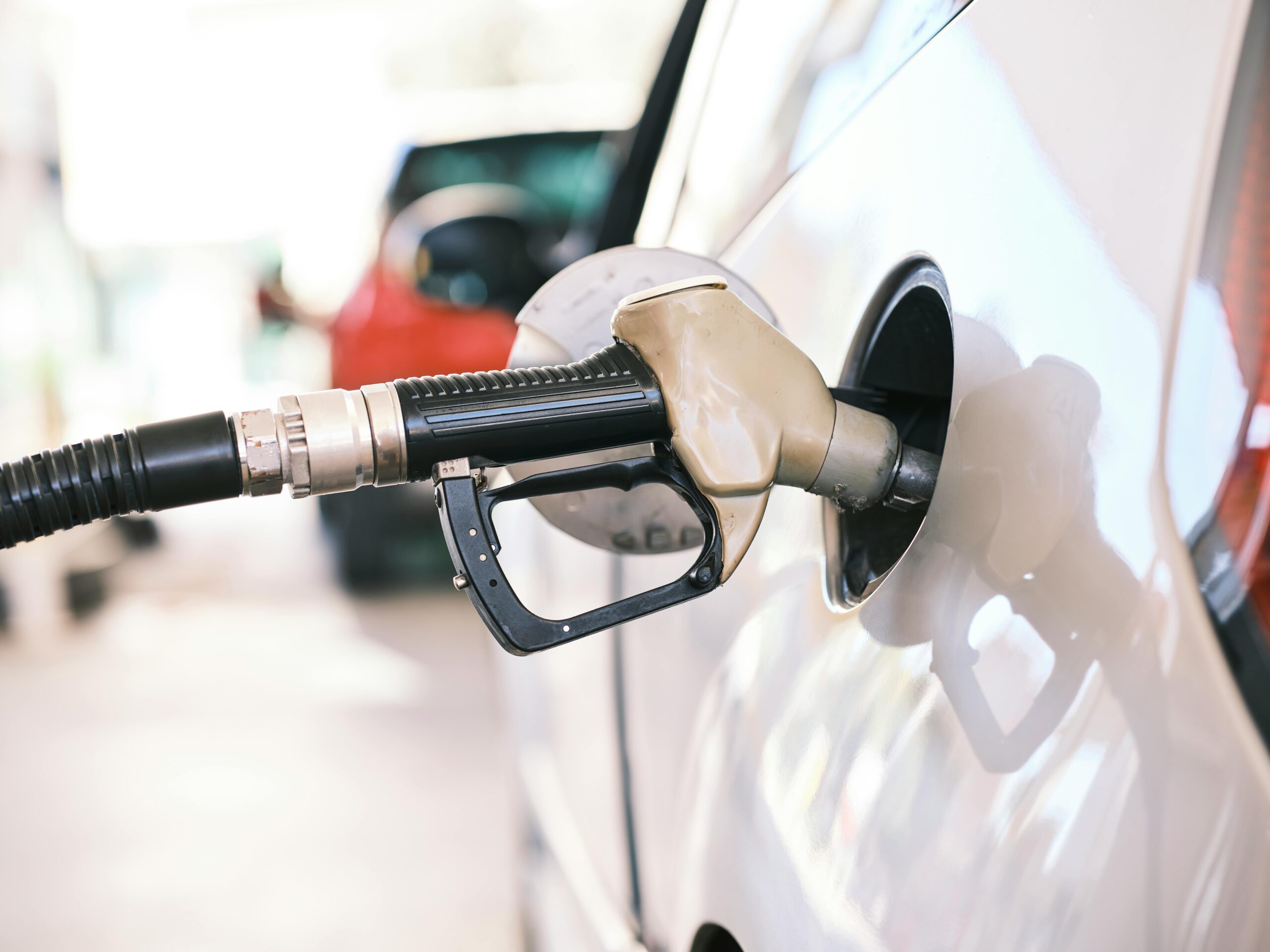 Wie kann man Kraftstoff sparen? Benzin sparen beim Autofahren