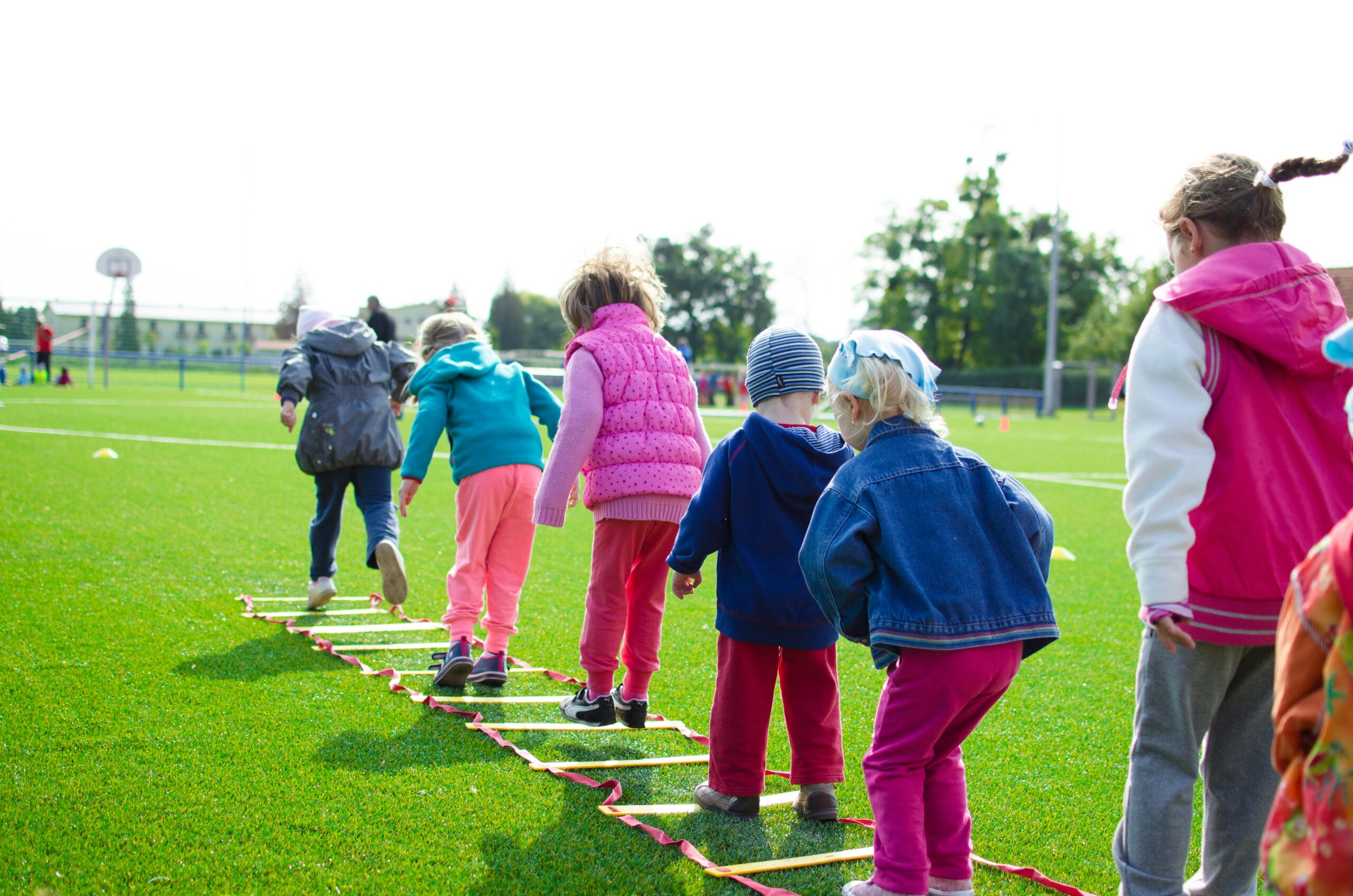 Was sind die besten Freizeitaktivitäten für Kinder im Freien?