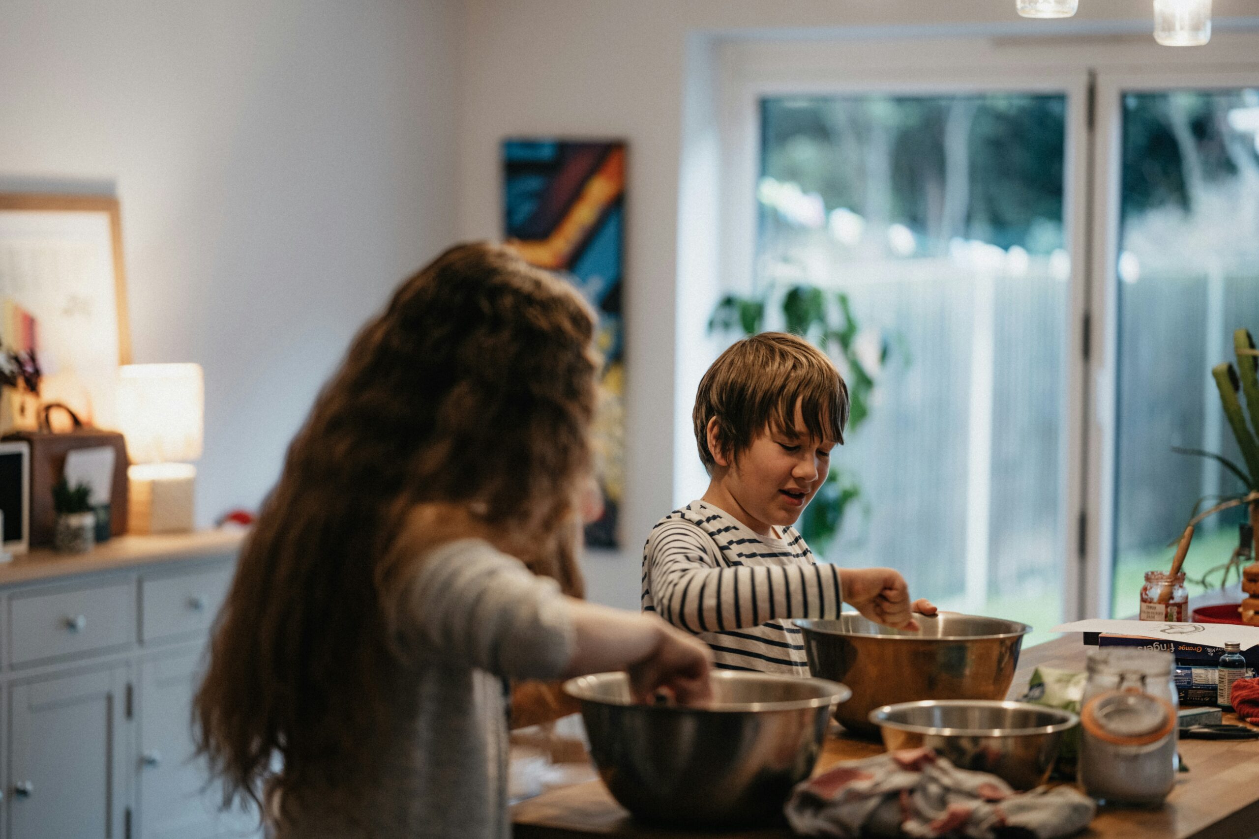 Der Lernturm – Ein sicherer Küchenhelfer für Kinder